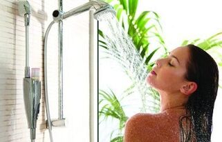 Il est possible de prendre une douche contrastée à la maladie